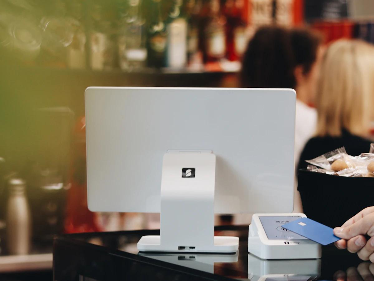 Contactless checkout at a retail counter